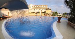 Piscina con cascata d